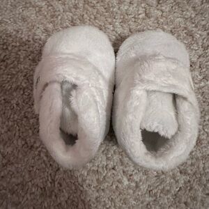NWOT BABY UGGS White Fuzzy Baby Booties